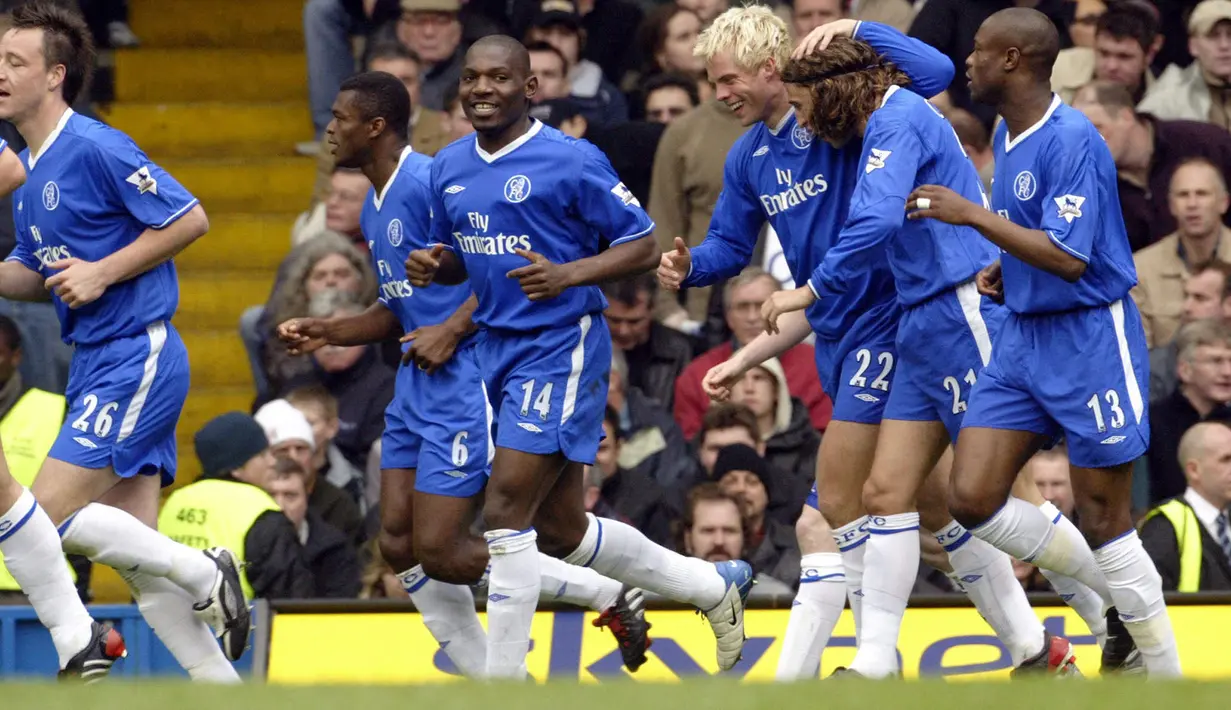 Chelsea menjadi tim yang paling sedikit kebobolan dalam sejarah Liga Inggris. Catatan itu mereka raih ketika musim 2004/2005 dengan hanya kebobolan sebanyak 15 kali. Peter Cech menjadi aktor penting dalam hal ini karena mampu menorehkan 25 clean sheet dalam 38 pertandingan. (Foto: AFP/Jim Watson)