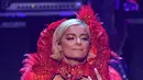 Penyanyi AS, Bebe Rexha saat tampil di panggung selama pertunjukan Z100 iHeartRadio Jingle Ball di Madison Square Garden di New York City (7/12). Bebe Rexha tampil seksi berbusana serba merah di panggung tersebut. (AFP Photo/Angela Weiss)