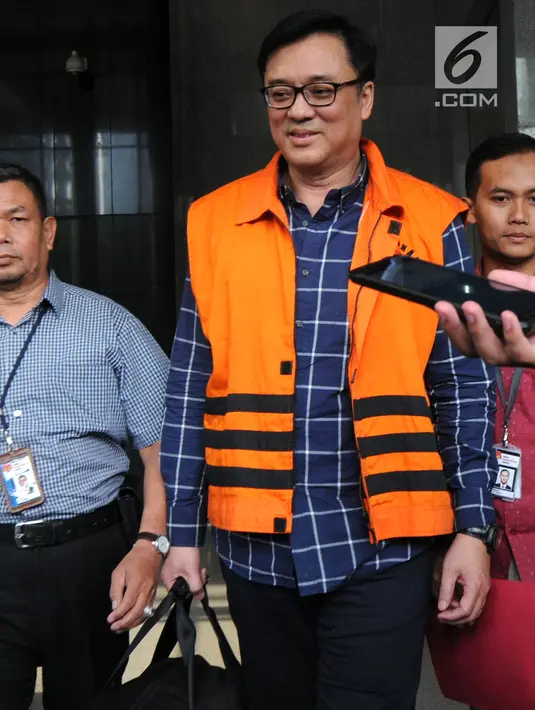 Direktur Operasional Lippo Group, Billy Sindoro memakai rompi tahanan ketika ditanya wartawan usai menjalani pemeriksaan di gedung KPK, Jakarta, Selasa (16/10). Billy Sindoro resmi ditahan terkait kasus suap Bupati Bekasi Neneng. (merdeka.com/Dwi Narwoko)