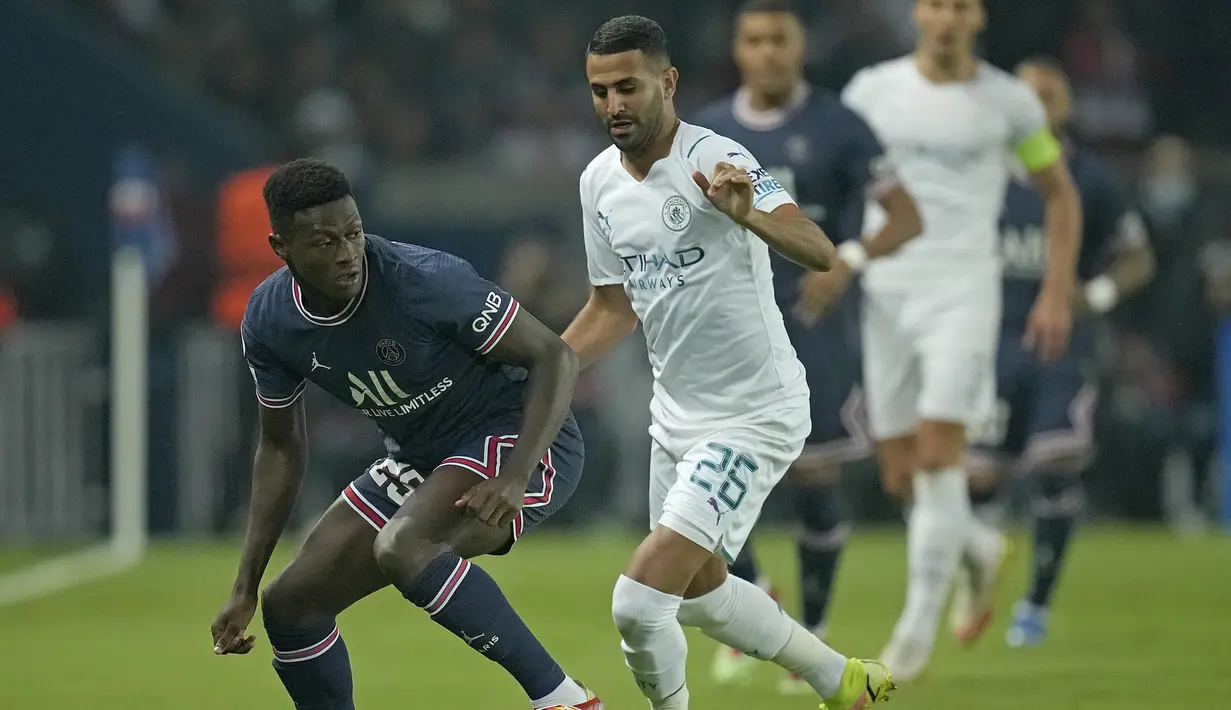 Pada menit ke-65 giliran Riyad Mahrez yang mempunyai peluang bagi Manchester City menyamakan kedudukan. Lagi-lagi Gianluigi Donnarumma mampu mengantisipasi tembakan yang dilepaskan Riyad Mahrez. (AP/Christophe Ena)