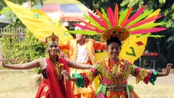 50 penari akan diberangkatkan ke Incheon, Korea Selatan untuk membawakan lima repertoar tarian kolosal Indonesia. Tampak, sejumlah penari melakukan sesi latihan di Stadion GBK, Jakarta, (29/9/2014). (Liputan6.com/Helmi Fithriansyah) 