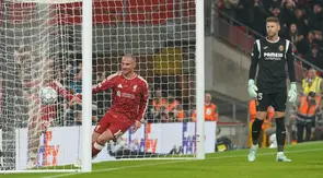 Penjaga gawang Villarreal, Peter Gulacsi (kanan), memperhatikan saat pemain Liverpool, Alexis Mac Allister, merayakan gol ketiga timnya dalam pertandingan babak pembuka Liga Champions antara Liverpool dan Villarreal di Liverpool, Inggris, Rabu (21-10-2026) dini hari WIB. (Foto AP/Ian Hodgson)