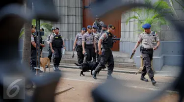 Polisi dari satuan Gegana dan K9 melakukan sterilisasi sebelum misa Natal di Gereja Katedral, Jakarta, (24/15). Sterilisasi dalam rangka memberikan rasa aman kepada umat kristen yang melaksanakan rangkaian misa Hari Natal. (Liputan6.com/Gempur M Surya)