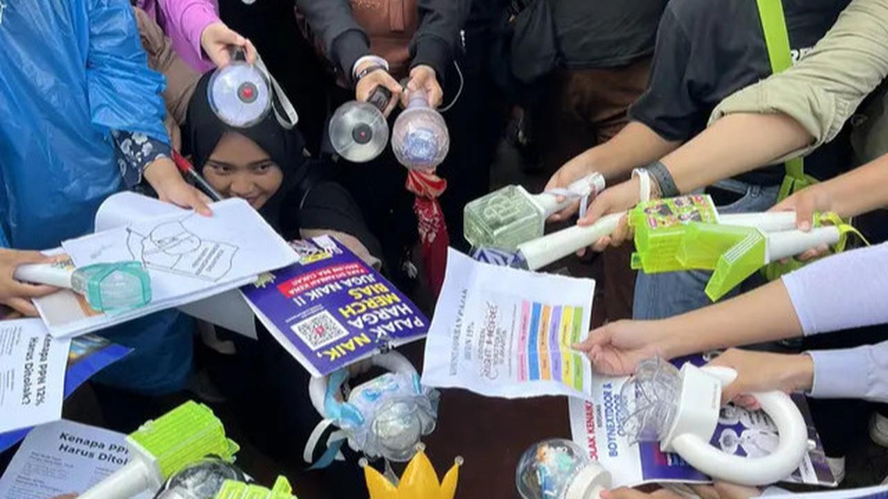 6 Potret K-Popers Demo Tolak Kenaikan PPN 12 Persen, Semua Fandom Bersatu