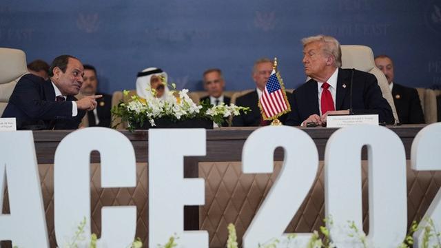 Presiden Amerika Serikat Donald Trump berbincang dengan Presiden Mesir Abdel Fattah el-Sissi dalam KTT di Sharm El Sheikh, Mesir, Senin, (13/10/2025). Pertemuan tersebut digelar untuk mendukung berakhirnya perang Israel–Hamas di Gaza.