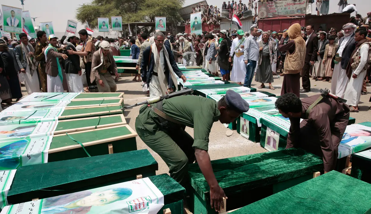 Warga Yaman menghadiri pemakaman puluhan bocah korban serangan koalisi Arab Saudi, di Saada, Senin (13/8). Pejabat pemerintah setempat mengatakan sebanyak 51 orang, termasuk 40 anak berusia 10 - 13 tahun tewas dalam serangan tersebut. (AP/Hani Mohammed)