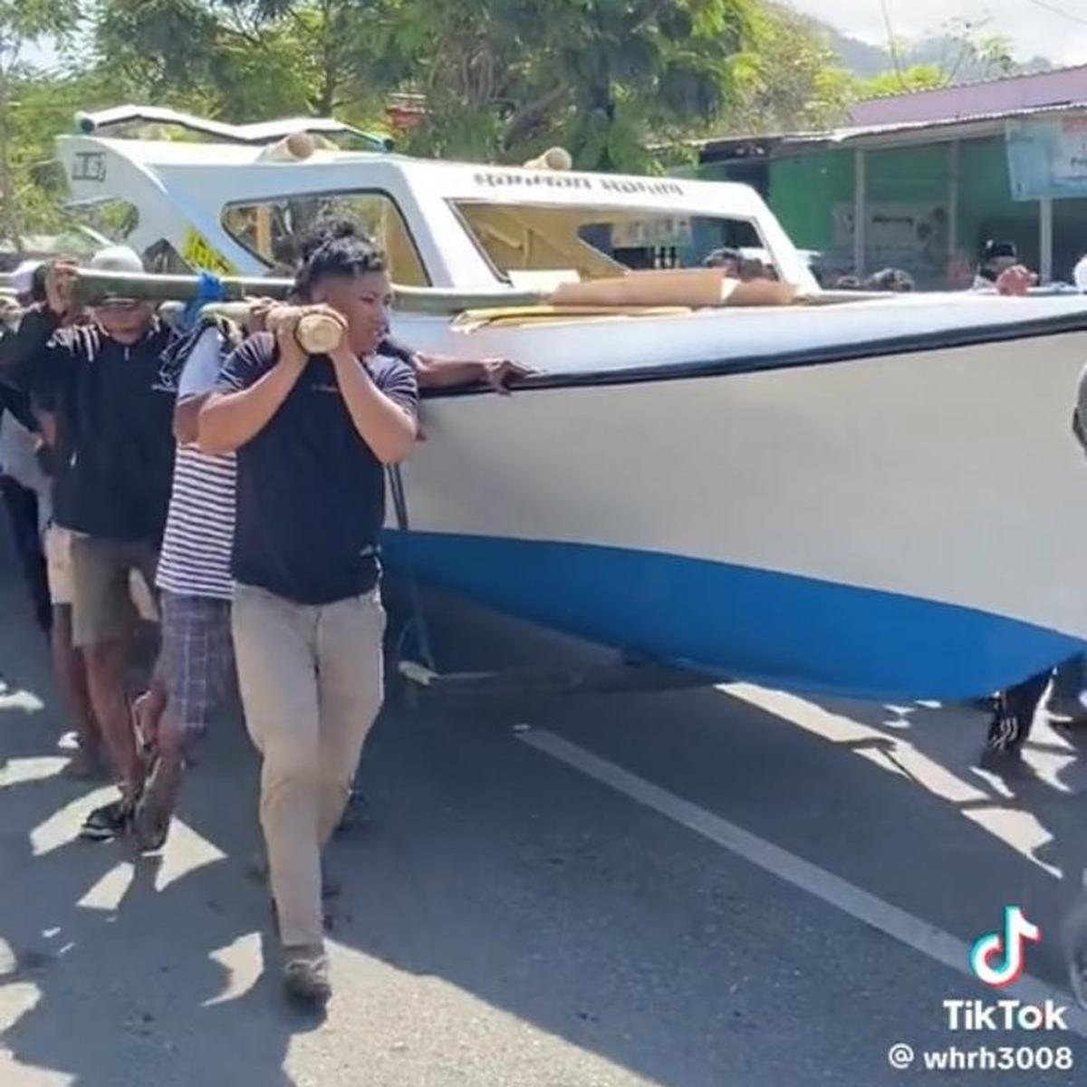 Sempat Viral karena Terombang Ambing di Lautan bersama Anaknya, Intip Proses Penurunan Perahu Baru Pak Aco