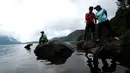 Sejumlah pendaki beristirahat sambil menikmati keindahan Danau Gunung Tujuh pada Minggu (17/5/2015). Danau ini dikelilingi barisan pegunungan yang berjumlah tujuh. (Liputan6.com/Helmi Fithriansyah)