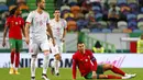 Striker Portugal, Cristiano Ronaldo, terduduk lesu di lapangan saat melawan Spanyol pada laga uji coba di Stadion Jose Alvalede, Kamis (8/10/2020). Kedua tim bermain imbang 0-0. (AP Photo/Armando Franca)