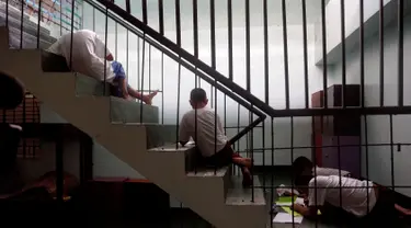 Sejumlah anak berada di tangga mengikuti kelas menggambar selama menjalani pemulihan di sebuah pusat rehabilitasi narkoba milik pemerintah di Taguig, Metro Manila, Filipina, (12/12). (REUTERS/Erik De Castro)