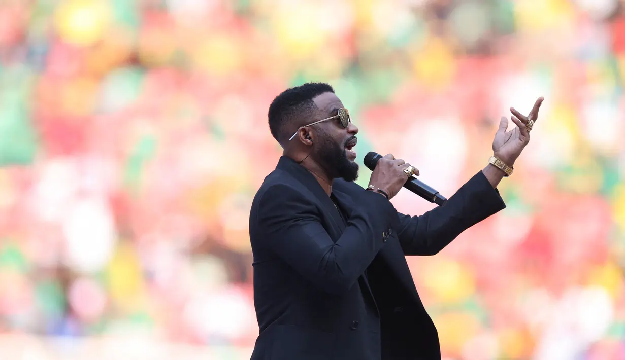 Penyanyi sekaligus penulis lagu Kongo, Fally Ipupa tampil selama upacara pembukaan turnamen sepak bola Piala Afrika (CAN) 2021 di Stade d'Olembé di Yaounde (9/1/2022). Laga pembuka Piala Afrika 2021 dimulai dengan pertandingan Kamerun vs Burkina Faso.  (AFP/Kenzo Tribouillard)