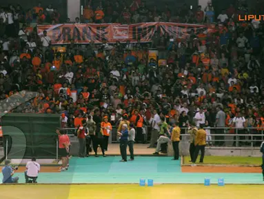 Ratusan fans Timnas Belanda memenuhi tribun barat Stadion Gelora Bung Karno untuk menyaksikan sesi latihan terakhir tim asuhan van Gaal pada Kamis 6 Juni 2013 (Liputan6.com/ Helmi Fithriansyah.)