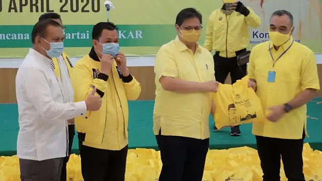 Partai Golkar memberikan bantuan sembako di tengah pandemi virus Corona atau Covid-19.