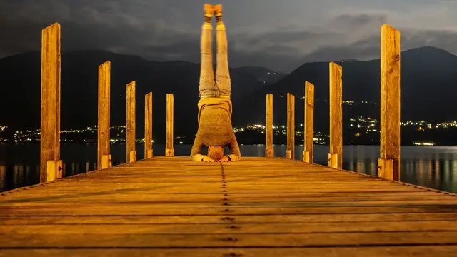 Ilustrasi gerakan headstand