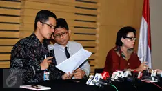 Pimpinan KPK, Laode Muhammad Syarif (tengah) berbincang dengan Febri Diansyah saat memberi keterangan kasus OTT Hakim MK, Patrialis Akbar di Jakarta, Kamis (26/1). Patrialis diduga menerima suap uji materi undang-undang. (Liputan6.com/Helmi Fithriansyah)