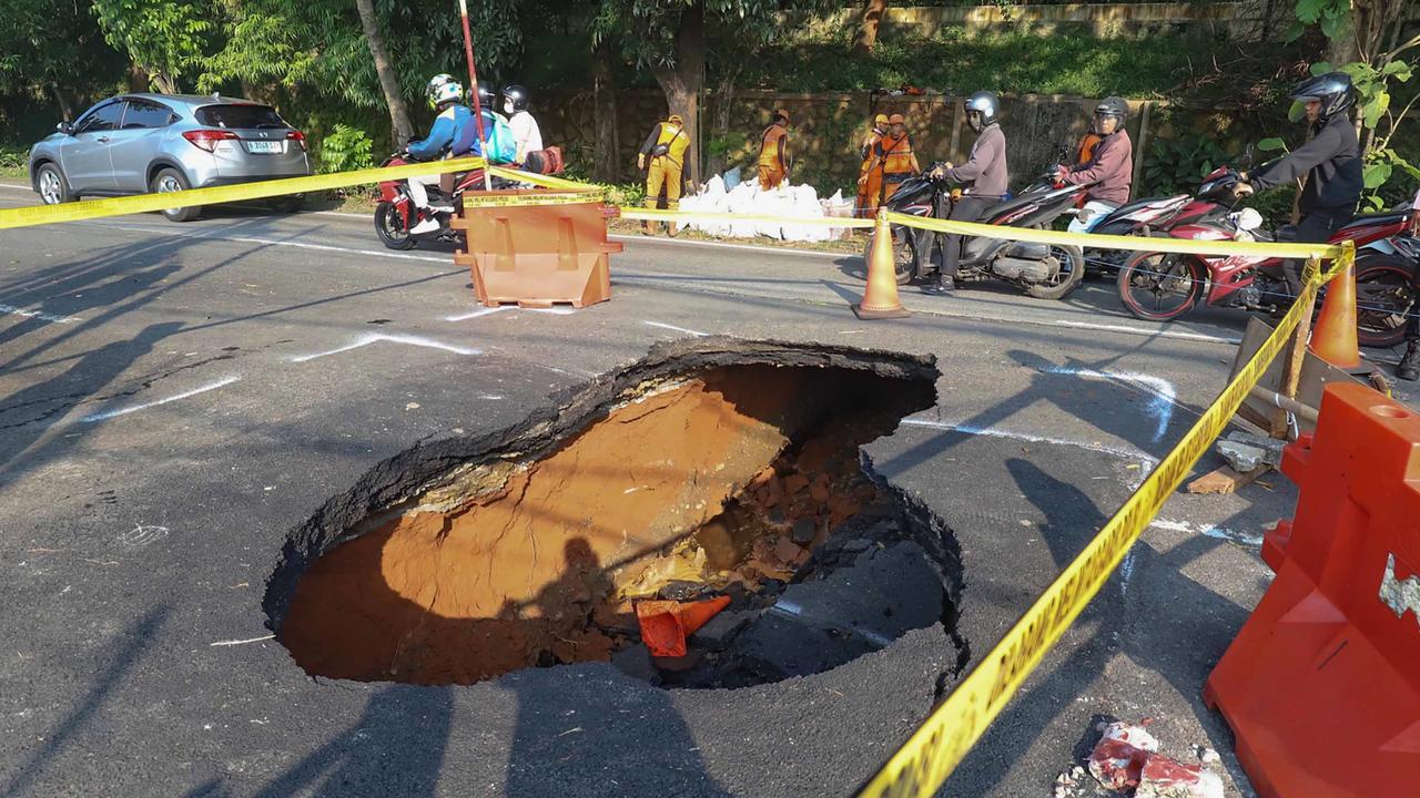 FOTO: Jalan Amblas Lenteng Agung Picu  Kemacetan  Lalu Lintas