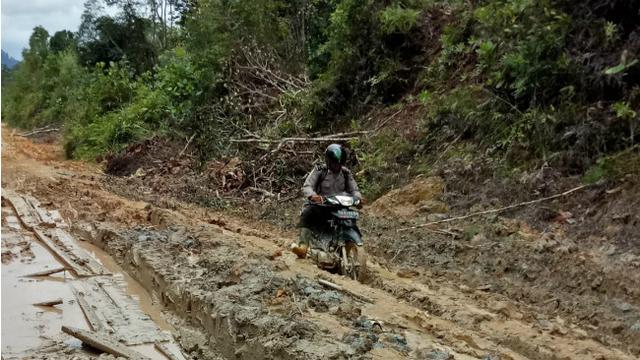 Perjuangan Polisi Jadi Guru di Pedalaman Kalbar