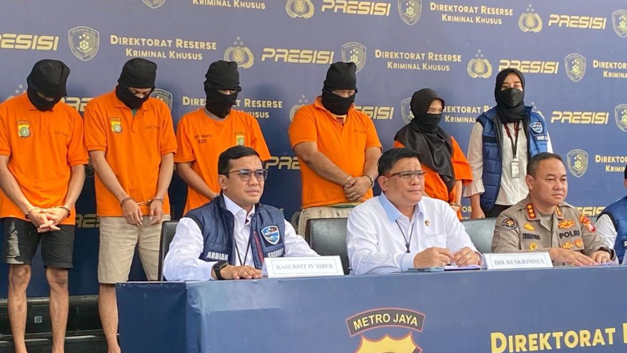 Kasubdit Siber Polda Metro Jaya AKBP Ardian Satrio Utomo mengungkap kronologi penangkapan para pelaku kasus rumah produksi film porno di Jakarta Selatan yang dilakukan secara bertahap.