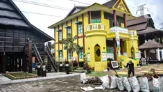 Pekerja saat mengerjakan tahap finishing di salah satu anjungan Taman Mini Indonesia Indah (TMII), Jakarta Timur, Senin (7/11/2022). Direktur Eksekutif TMII, Emilia Nur Utari mengungkapkan progres revitalisasi untuk keseluruhan kompleks TMII sudah hampir rampung, saat ini pekerja fokus pada tahap finishing. (merdeka.com/Iqbal S Nugroho)