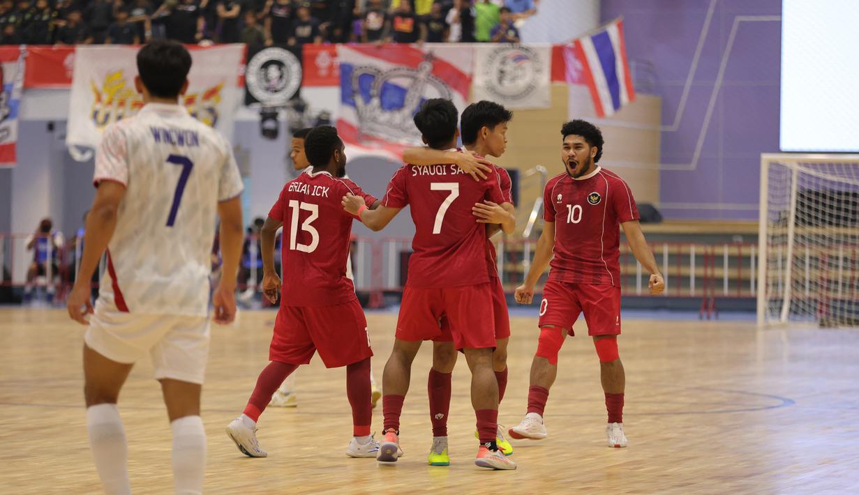Selebrasi pemian Timnas Futsal Putra Indonesia usai mencetak gol ke gawang Thailand dengan skor 6-1, di Nontabhuri Stadium, Jumat (19/12/2025). (Dok. Federasi Futsal Indonesia)