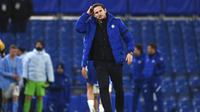 Pelatih Chelsea, Frank Lampard, tampak kecewa usai ditaklukkan Manchester City pada laga Liga Inggris di Stadion Stamford Bridge, Minggu (3/1/2021). City menang dengan skor 3-1. (Andy Rain/Pool via AP)