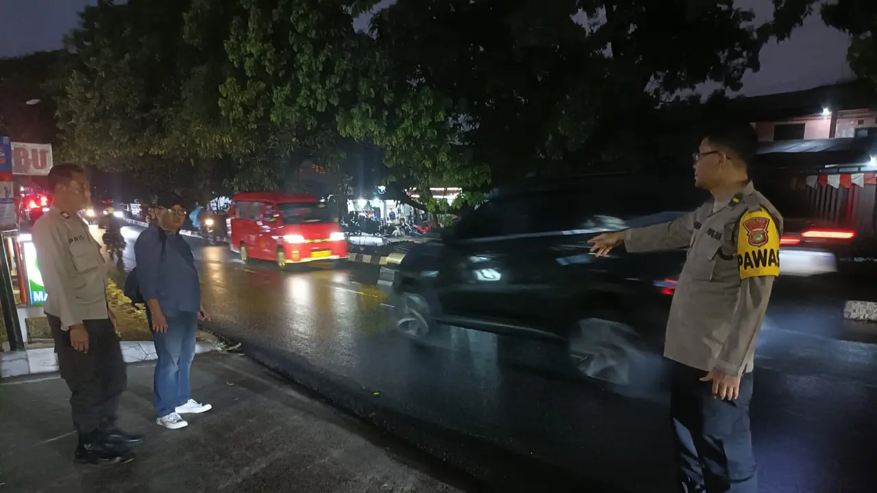 Anggota Polsek Sukmajaya mendatangi lokasi peluru nyasar yang mengenai korban di Jalan Proklamasi, Sukmajaya, Kota Depok.