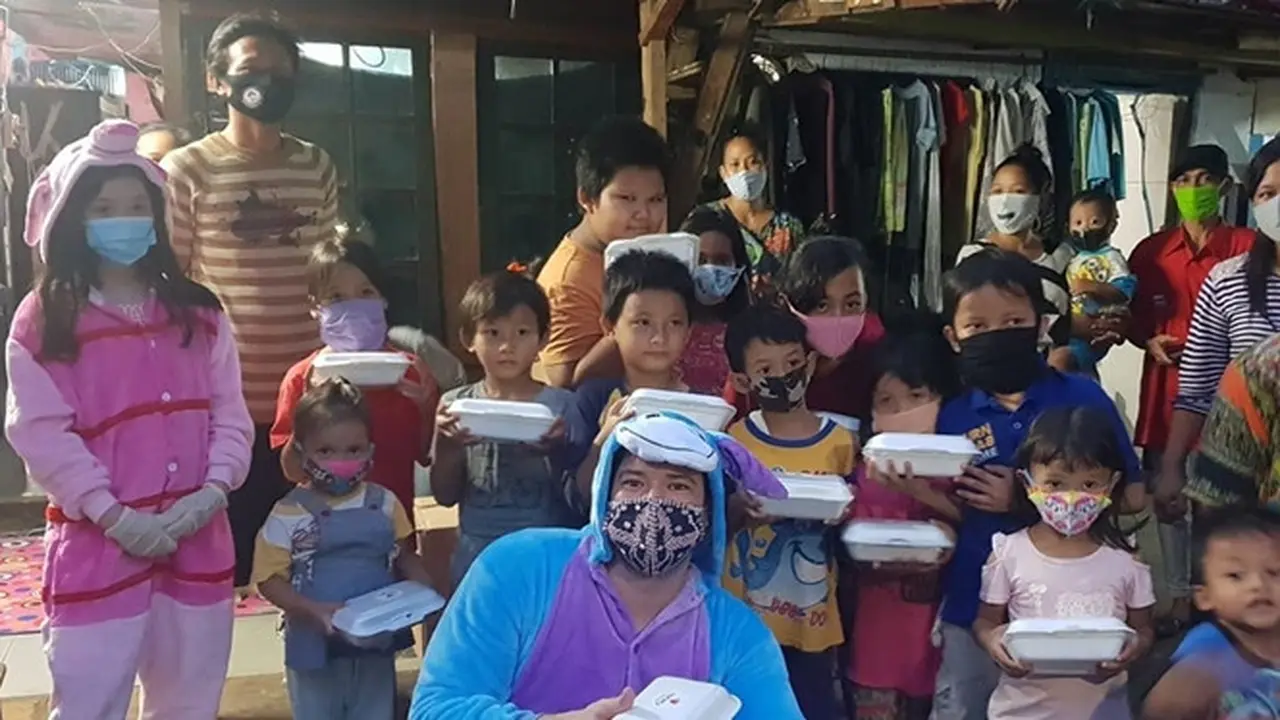 6 Potret Zack Lee dan Anaknya Bagi Makanan Gratis Pakai Kostum Lucu, Curi Perhatian
