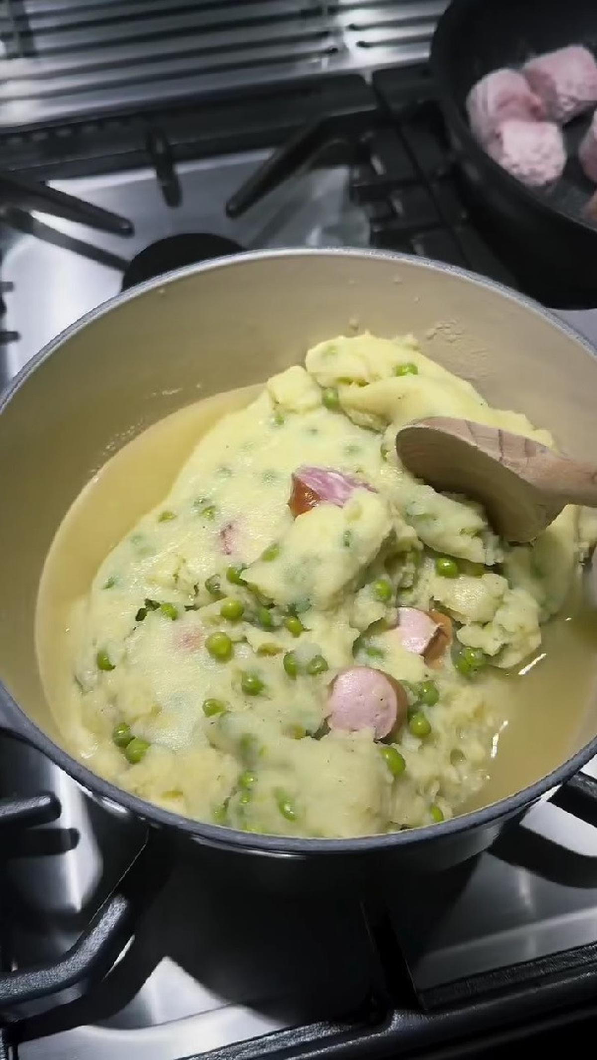 Anggun C Sasmi Pilih Masak Sup dan Bakso Beku Biar Sat-Set untuk Buka Puasa