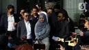 Selebriti Nathalie Holscher menyampaikan keterangan usai menjalani sidang perceraian dengan komedian Entis Sutisna atau lebih dikenal Sule di Pengadilan Agama (PA) Cikarang, Jawa Barat, Rabu (20/7/2022). Nathalie Holscher dan Sule datang ke PA Cikarang untuk menghadiri sidang perdana perceraian yang beragendakan pemeriksaan berkas dan mediasi. (Liputan6.com/Herman Zakharia)