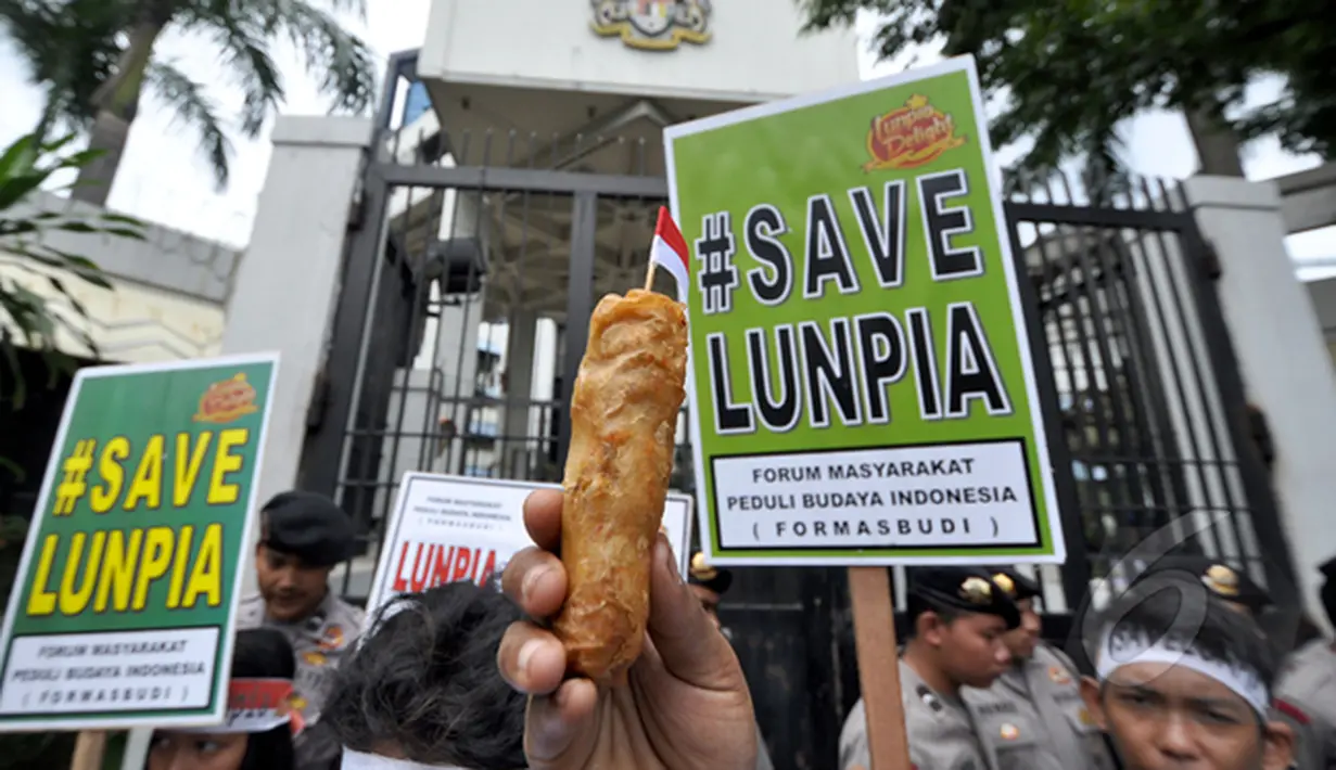 Makanan khas Kota Semarang, Lumpia, di perlihatkan dalam aksinya, Jakarta, Senin, (20/2/2015). Aktivis Semarang menggelar aksi memprotes makanan khas Kota Semarang Lumpia yang mengklaim sebagai produk negeri Malaysia. (Liputan6.com/Faizal Fanani)