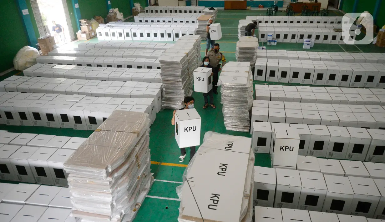 Petugas membawa kotak suara yang mulai distribusikan ke Kantor Kecamatan Pondok Aren, Kota Tangerang Selatan, Banten, Rabu (2/12/2020). Logistik Pilkada Tangsel tersebut seperti kotak suara, bilik suara dan alat pelindung diri (APD). (merdeka.com/Dwi Narwoko)