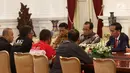 Suasana pertemuan antara Presiden Jokowi dengan perwakilan ojek online di Istana Merdeka, Jakarta, Selasa (27/3). Mereka meminta pemerintah membantunya berdiskusi dengan perusahaan transportasi online agar merasionalkan tarif. (Liputan6.com/Angga Yuniar)