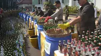Ribuan botol minuman keras (miras) berbagai merek dimusnahkan di depan halaman Balaikota Malang, Jawa Timur, Selasa (30/6/2015).  (Liputan6.com/ Zainul Arifin)