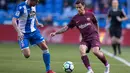 Pemain Barcelona Philippe Coutinho berusaha melewati pemain Deportivo Juanfran saat pertandingan La Liga Spanyol di stadion Riazor, Spanyol (29/4). (AP/Lalo R. Villar)