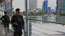 Aparat keamanan berjaga di jembatan penyeberangan orang (JPO) kawasan Bundaran HI, Jakarta, (5/3). Pengamanan dan Sterilisasi dilakukan jelang Konferensi Tingkat Tinggi Luar biasa Organisasi Kelompok Islam (KTT Luar Biasa OKI). (Liputan6.com/JohanTallo)