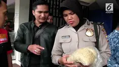 Jelang natal dan tahun baru, razia makanan tak layak gencar dilakukan jajaran Polsek Godean, Sleman, Daerah Istimewa Yogyakarta.