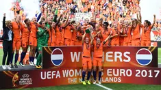 Tim Putri Belanda berhasil meraih trofi juara Piala Eropa Wanita 2017 setelah mengalahkan Denmark pada final di Fc Twente Stadium, Enschede, (6/8/2017). Belanda menang 4-1. (AFP/John Thys)