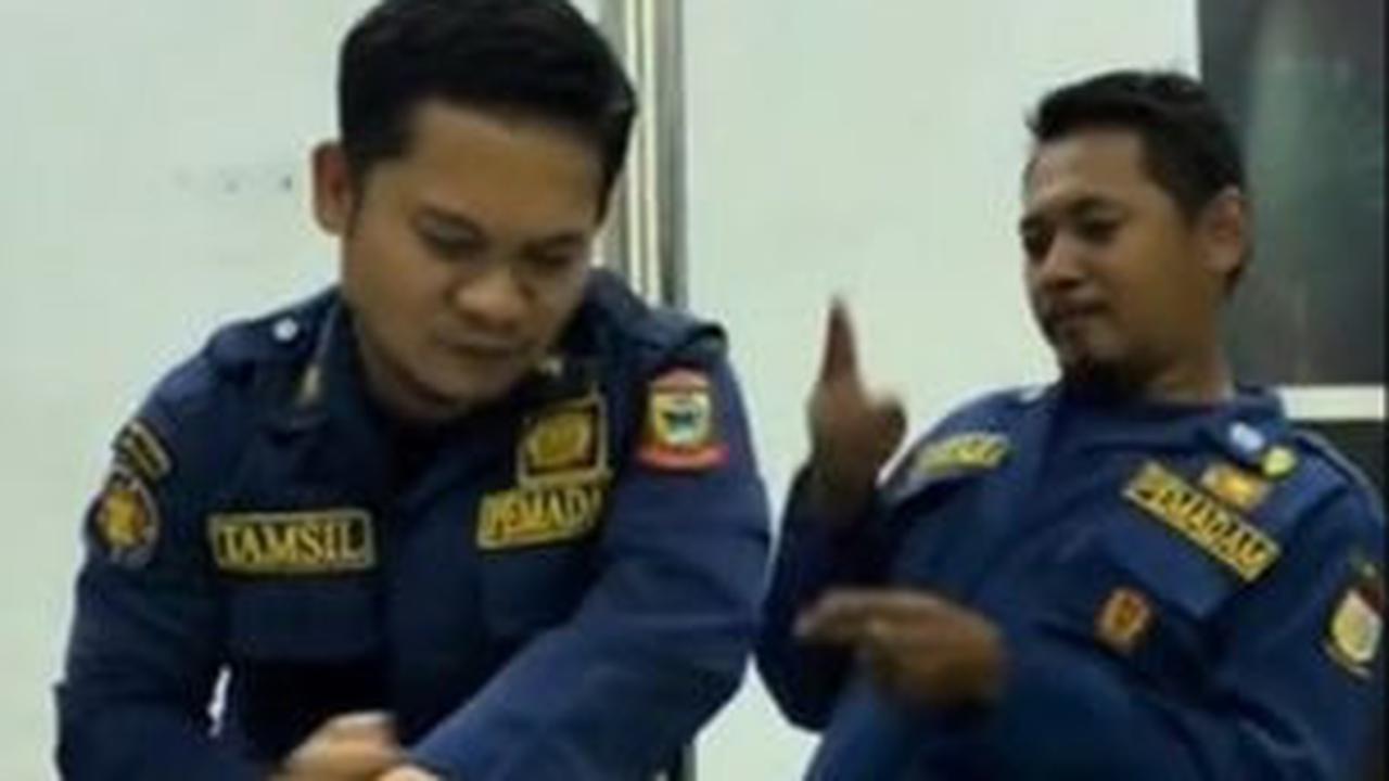 Cara pertama yang diajarkan oleh dua petugas Damkar itu ialah dengan mengambil kain atau handuk basah.