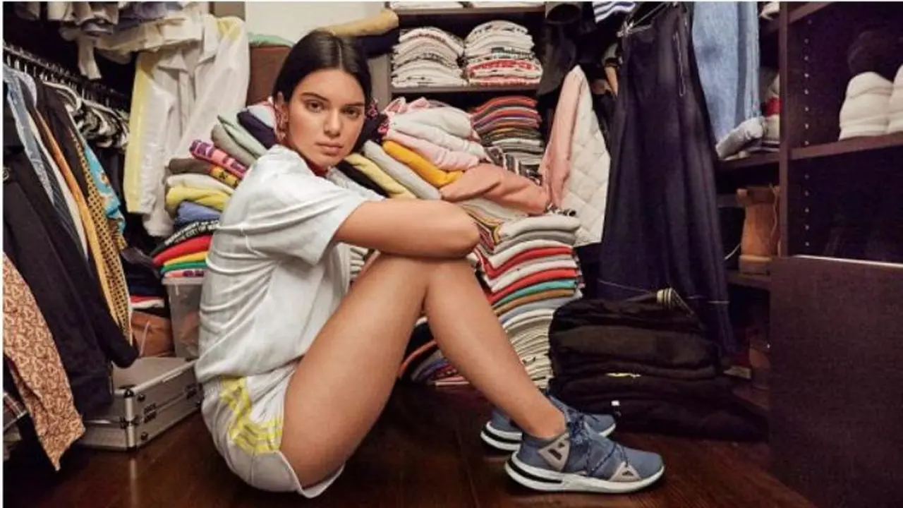 Kendall Jenner memakai adidas Arkyn