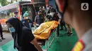 Petugas menurunkan kantong jenazah korban kebakaran Lapas Kelas I Tangerang dari ambulans di RS Polri Kramat Jati, Jakarta, Rabu (8/9/2021). Sebanyak 41 warga binaan tewas akibat kebakaran yang terjadi di Blok C 2 Lapas Kelas I Tangerang. (Liputan6.com/Faizal Fanani)