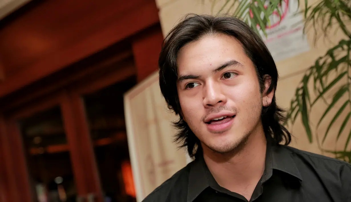 Setiap hari lebaran, banyak yang memanfaatkan untuk berkumpul bersama dengan keluarganya. Begitu juga dengan Rizky Nazar yang disibukkan dengan promo film terbarunya. Ia menyempatkan pulang ke kampungnya. (Adrian Putra/Bintang.com)