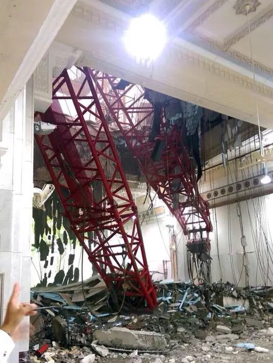 Sisa reruntuhan yang disebabkan jatuhnya sebuah crane di Masjidil Haram Mekah , Arab Saudi, Jumat (11/9/2015). Setidaknya 107 orang tewas akibat sebuah crane besar jatuh saat angin kencang dan hujan lebat melanda Arab Saudi. (REUTERS/Saudi News Agency)