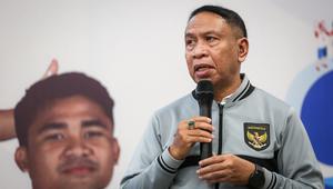 Wakil Ketua Umum PSSI, Zainudin Amali memberikan sambutan saat acara menyambut Hari Ulang Tahun PSSi ke-93 di Selasar VIP Barat Stadion Utama Gelora Bung Karno (SUGBK), Senayan, Jakarta, Jumat (14/04/2023). (Bola.com/Bagasakra Lazuardi)