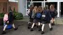 Pelajar Holyrood Secondary School saat kembali masuk sekolah di tengah pelonggaran lockdown di Glasgow, Skotlandia (12/8/2020).  (AFP/ANDY BUCHANAN)
