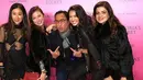 Raline Shah, juga ikut serta menghadiri acara Victoria’s Secret Fashion Show 2017 kemarin. Tidak sendiri, Raline tampak bersama dengan teman-temannya. Rona bahagia pastinya terpancar dari wajah Raline. (Instagram/ralineshah)