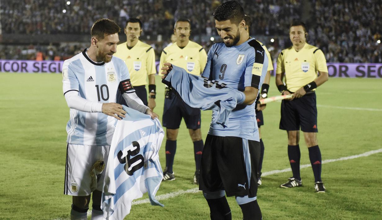 Lionel Messi dan Luis Suarez bertukar jersey sebelum laga kualifikasi Piala Dunia 2018 antara Argentina melawan Uruguay di Montevideo, Uruguay, (31/8/2017). Argentina bermain imbang 0-0. (AP/Matilde Campodonico)