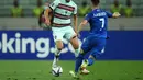 Bek Portugal, Ruben Dias mengontrol bola dari kawalan pemain Azerbaija, Namik Alaskarov pada pertandingan kualifikasi grup A Piala Dunia 2022 di stadion Olimpiade di Baku, Azerbaijan, Selasa (7/9/2021). Portugal menang telak atas Azerbaijan 3-0. (AFP/Tofik Babayev)