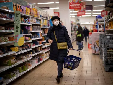 Seorang pelanggan berbelanja di supermarket Sainsbury di Walthamstow, London timur pada 13 Februari 2022. Inflasi tahunan Inggris mencapai 5,4 persen pada Desember, memicu kekhawatiran tekanan biaya hidup karena upah gagal mengimbangi. (Tolga Akmen / AFP)