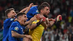 Gianluigi Donnarumma. Pahlawan Italia di Euro 2020 ini dilepas AC Milan ke PSG dengan status bebas transfer dengan durasi kontrak hingga 2026. Berpeluang menjadi kiper utama di PSG menggeser Keylor Navas. Ia bakal menerima gaji sekitar 12 juta euro per tahun. (Foto: AFP/Pool/Laurence Griffiths)