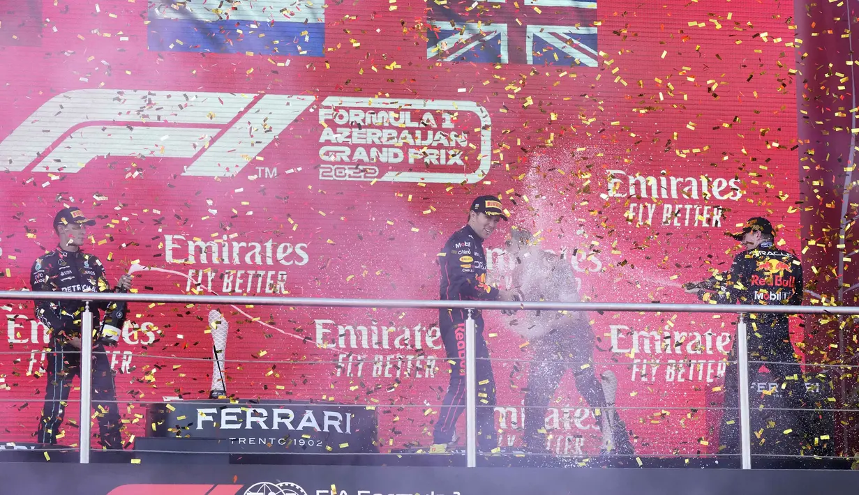 Juara F1 GP Azerbaijan 2022 Max Verstappen (kanan) bersama pemenang kedua Sergio Perez dan pemenang ketiga George Russell merayakan kemenangan di podium, Sirkuit Baku, Baku, Azerbaijan, 12 Juni 2022. (AP Photo/Sergei Grits)